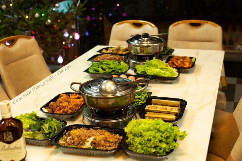 Cơm niêu Hương Việt