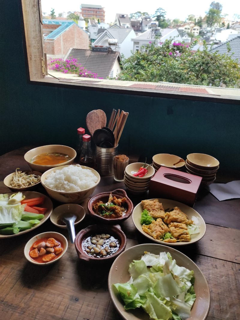 Cơm tiệm A Vũ Đà Lạt có gì đặc biệt? Review thực tế Cơm tiệm A Vũ