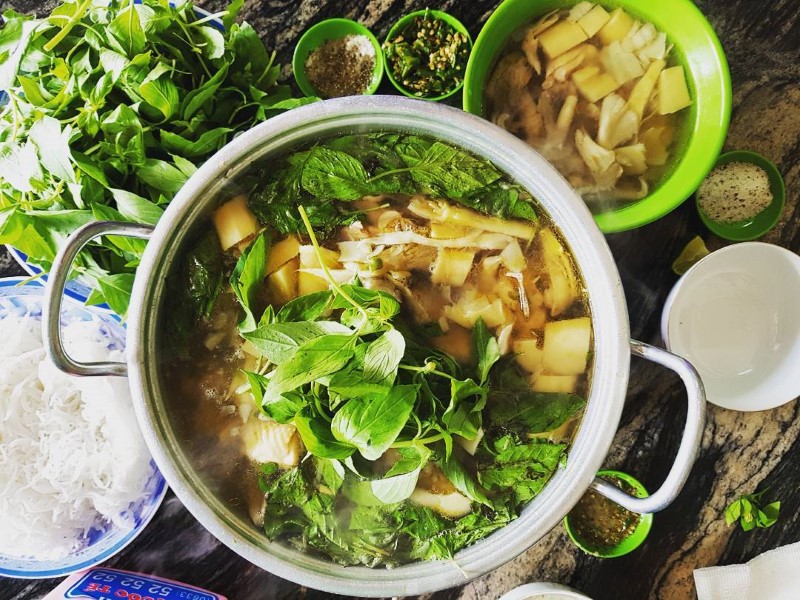 Lẩu gà lá é Đà Lạt