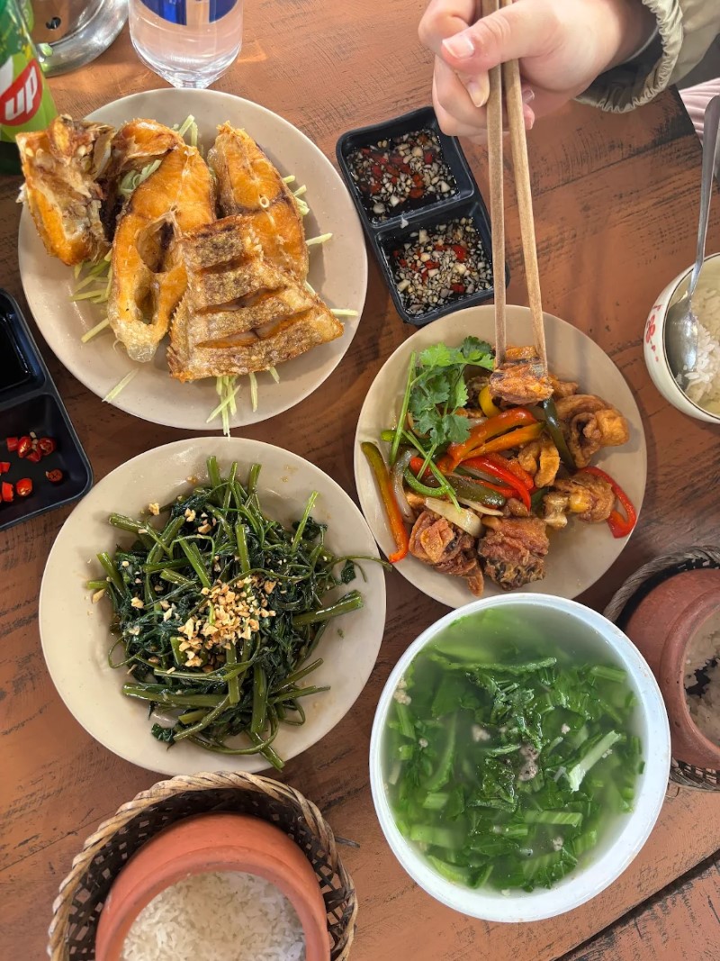 Tiệm Cơm Nhà Lá