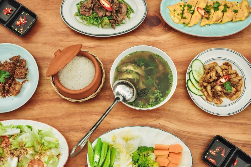 Tiệm Cơm Nhà Lá