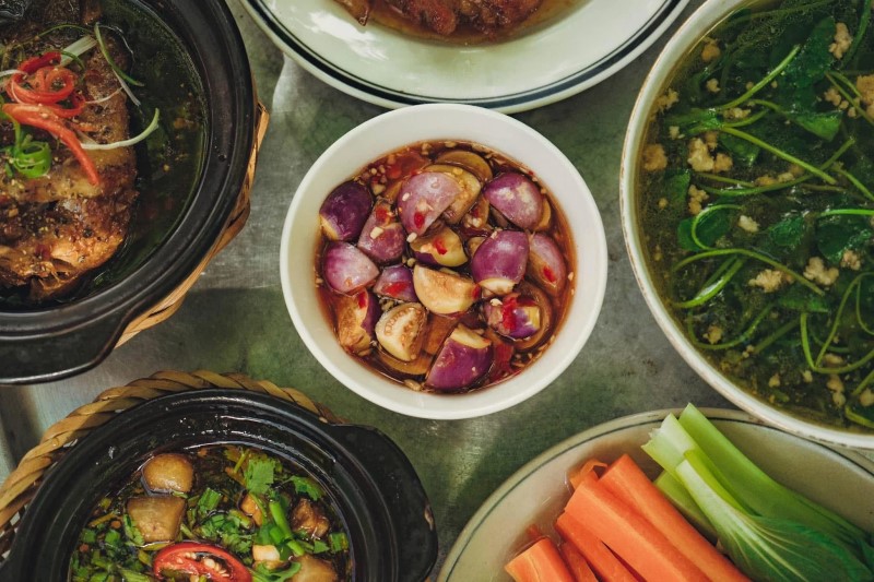 Tiệm Cơm Nhà Lá