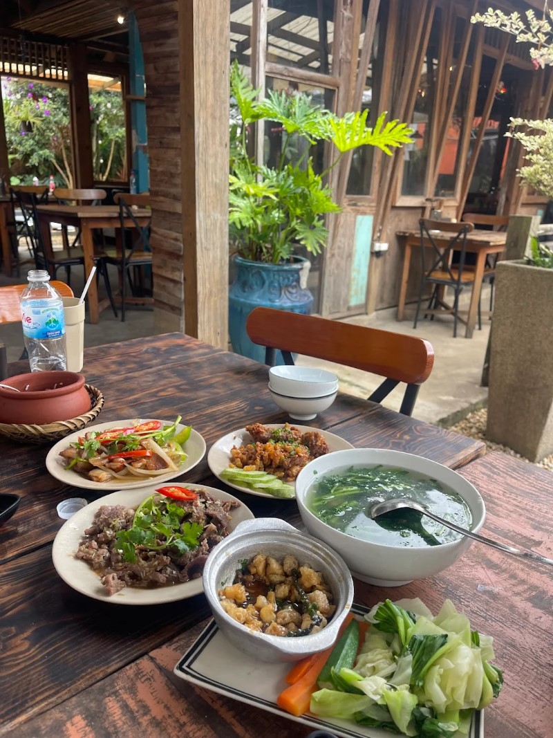 Tiệm Cơm Nhà Lá