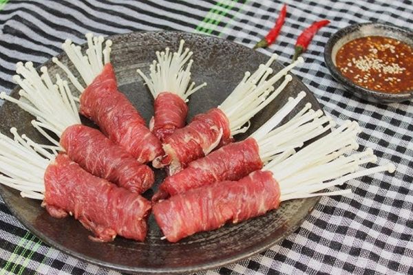 Cách làm bò cuộn nấm kim chi lạ miệng hấp dẫn dễ làm cach lam bo cuon nam kim chi 1