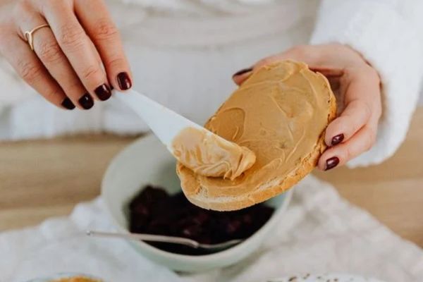 Cách làm bơ đậu phộng ăn bánh mì béo ngậy dễ làm cach lam bo dau phong an banh mi 2