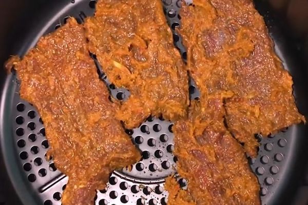 Cách làm bò khô miếng bằng nồi chiên không dầu cach lam bo kho mieng bang noi chien khong dau 1