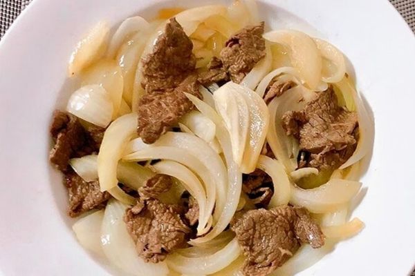 Cách làm bò né hành tây đơn giản thơm ngon đậm đà cach lam bo ne hanh tay 1