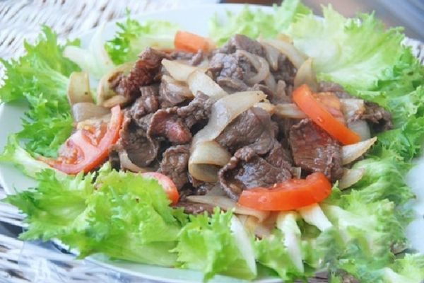 Cách làm bò né hành tây đơn giản thơm ngon đậm đà cach lam bo ne hanh tay 2