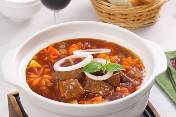 Cách làm bò sốt vang ngon chuẩn vị Pháp cho bữa tối cach lam bo sot vang ngon 1