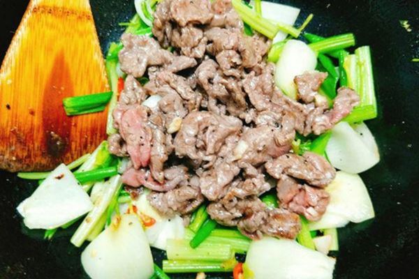 Cách làm bò xào củ hành đơn giản thơm ngon cơm nhà cach lam bo xao cu hanh 2