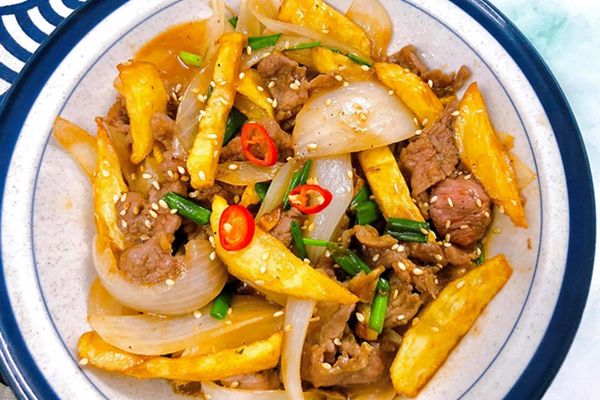 Cách làm bò xào khoai tây đơn giản đủ chất ngon cơm cach lam bo xao khoai tay 1