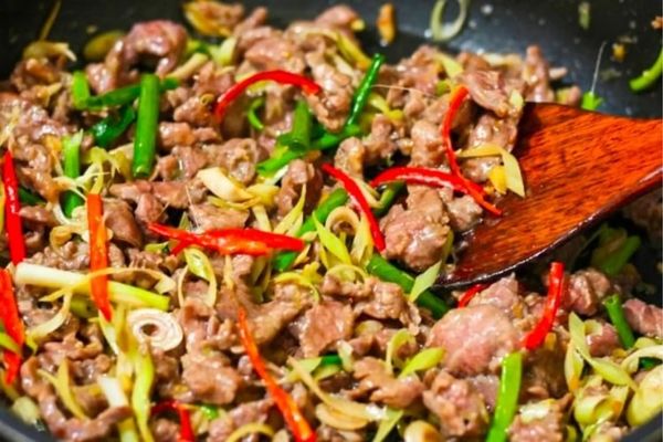 Cách làm bò xào sả ớt cay thơm hấp dẫn lạ miệng cach lam bo xao sa ot 3