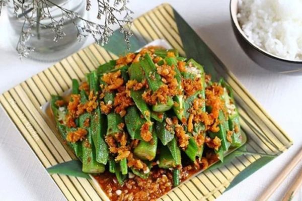 Cách làm đậu bắp xào sa tế cay nồng thơm ngon cach lam dau bap xao sa te 3