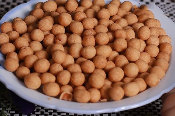Cách làm đậu phộng da cá tại nhà giòn lâu không ỉu cach lam dau phong da ca tai nha 1