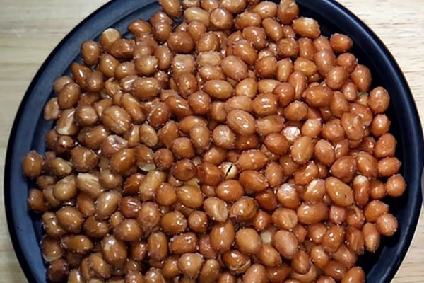 Cách làm đậu phộng rang thơm giòn bằng chảo chống dính cach lam dau phong rang 2