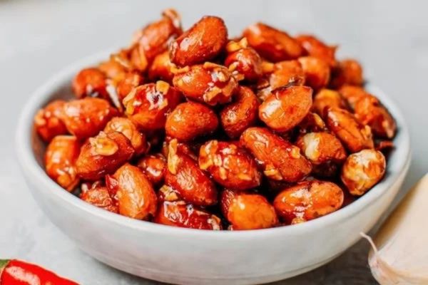 Cách làm đậu phộng rang tỏi ớt cay giòn hấp dẫn đơn giản cach lam dau phong rang toi ot 1