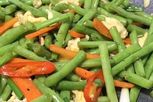 Cách làm đậu que xào trứng đơn giản ngon lạ miệng cach lam dau que xao trung 2