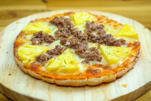 Cách làm pizza bò phô mai kéo sợi ngon khó cưỡng cach lam pizza bo 1