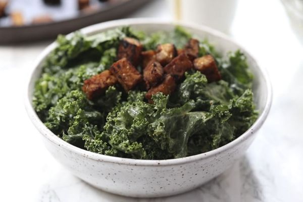 Cách làm salad cải kale dinh dưỡng hợp chế độ eat clean cach lam salad cai kale 1