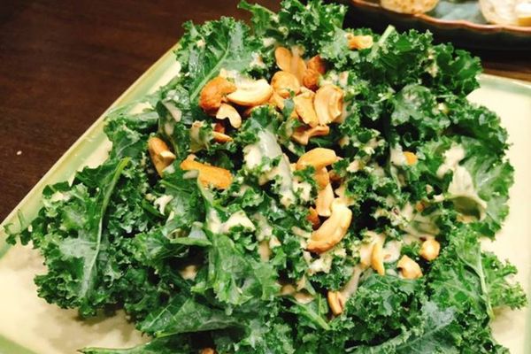 Cách làm salad cải kale dinh dưỡng hợp chế độ eat clean cach lam salad cai kale 3