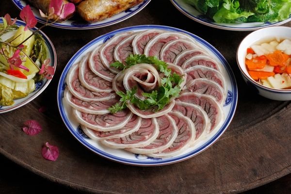 Cách làm tai heo cuộn bắp bò giòn ngon đãi tiệc cach lam tai heo cuon bap bo 3