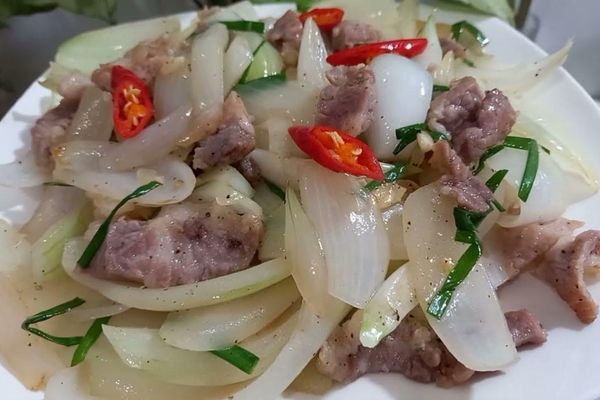 cach lam thit heo xao hanh tay 1