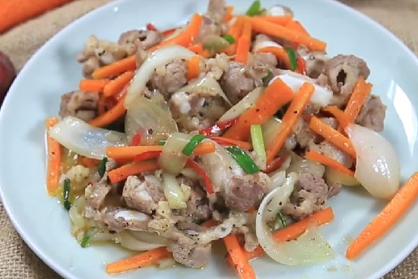 cach lam thit heo xao hanh tay 2