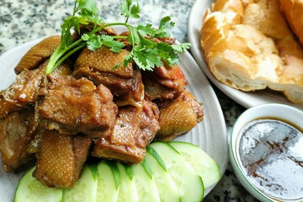 Cách làm vịt rôti vàng óng da giòn thơm đậm hương cach lam vit roti 1