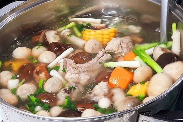 cach nau lau nam xuong heo 1