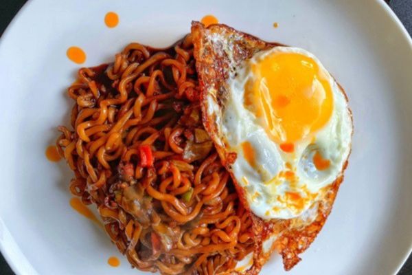 cach nau mi trung kho 2