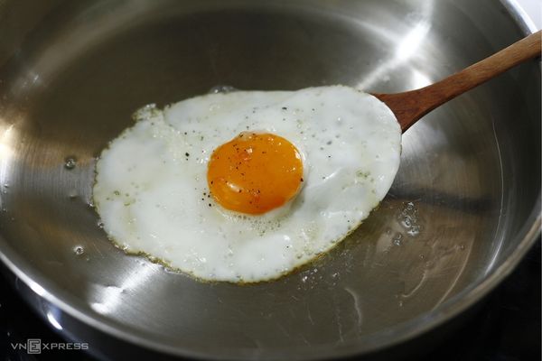 cach nau trung op la 1